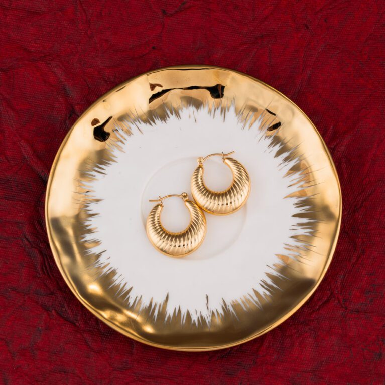 Round and Minimal Gold Earings