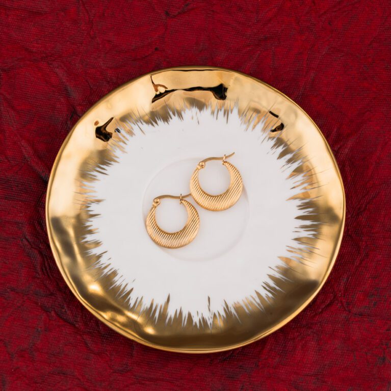 Round Gold Earings with self design