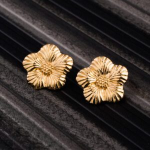 Flower Shaped Gold Minimal Earings