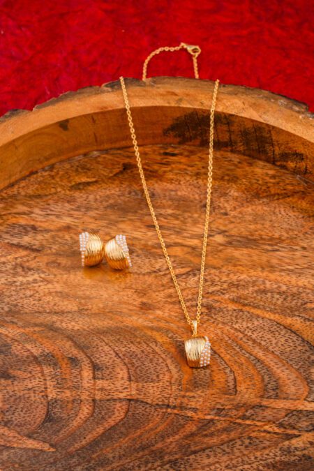 Trendy Pearl Gold Minimal Necklace set