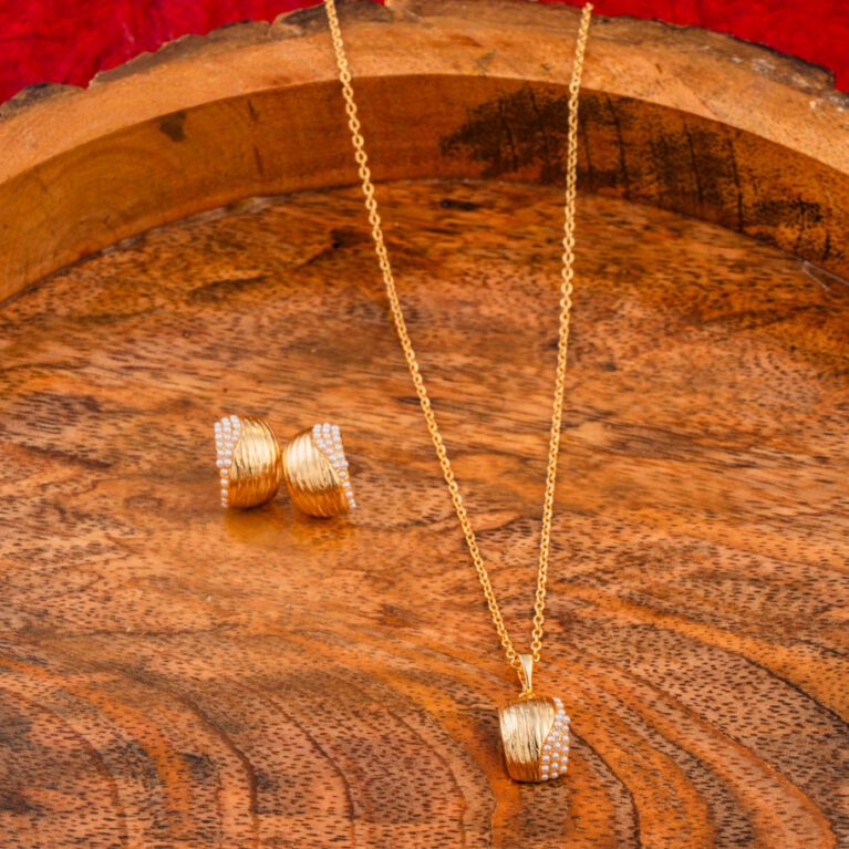 Trendy Pearl Gold Minimal Necklace set