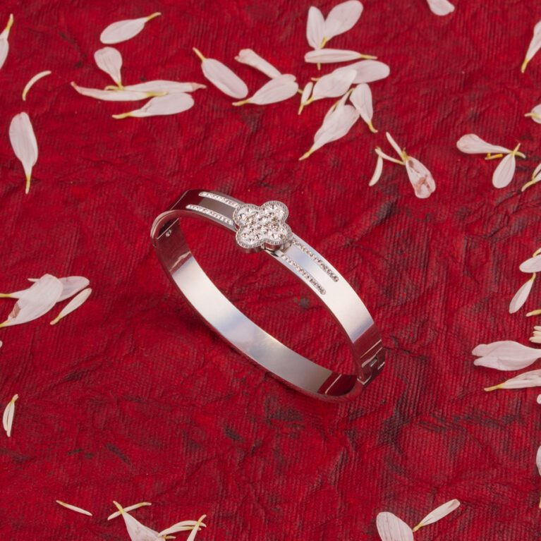AD studded Flower Whitegold Sleek Bracelet