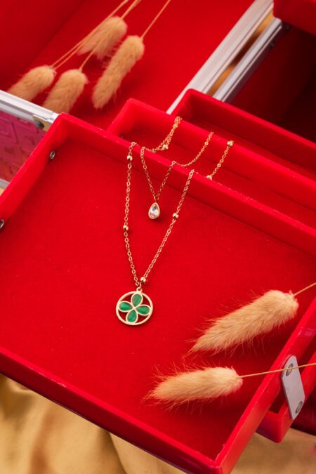 Double Chain Gold Concept with Green Touch in the Pendant