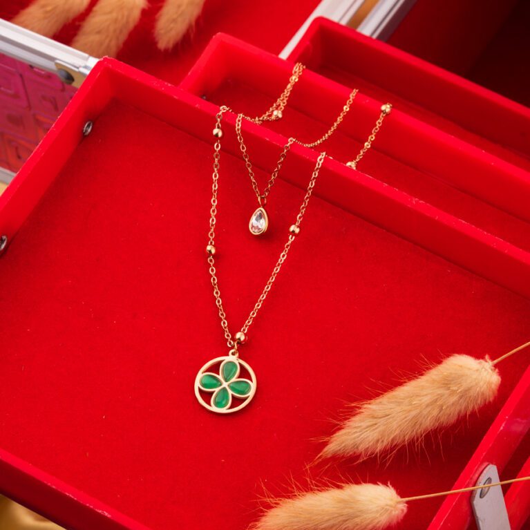 Double Chain Gold Concept with Green Touch in the Pendant