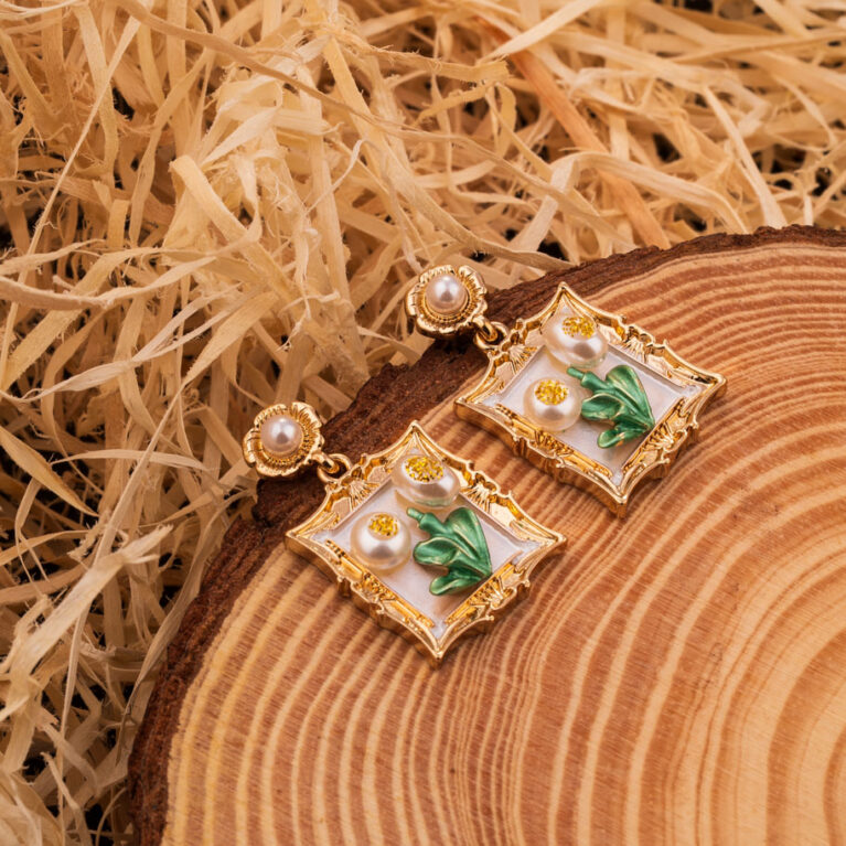 Floral Frame Pearl Earrings