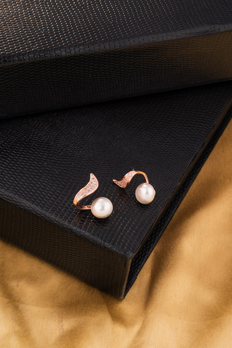 Rose Gold Pearl Curve Earrings